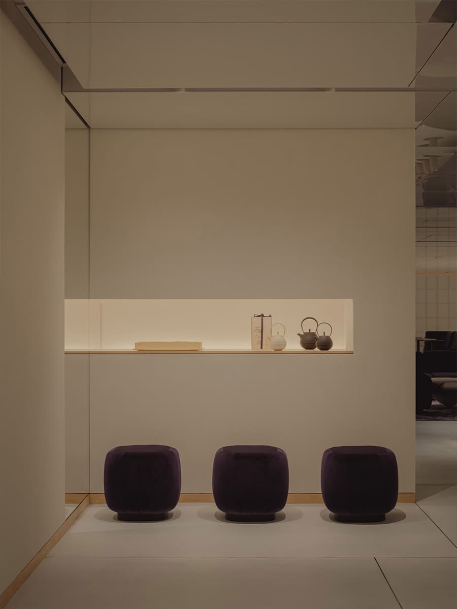 Глянцевый алюминий и глубокий сиреневый цвет в интерьере ритейл-пространства — проект Studio I IN