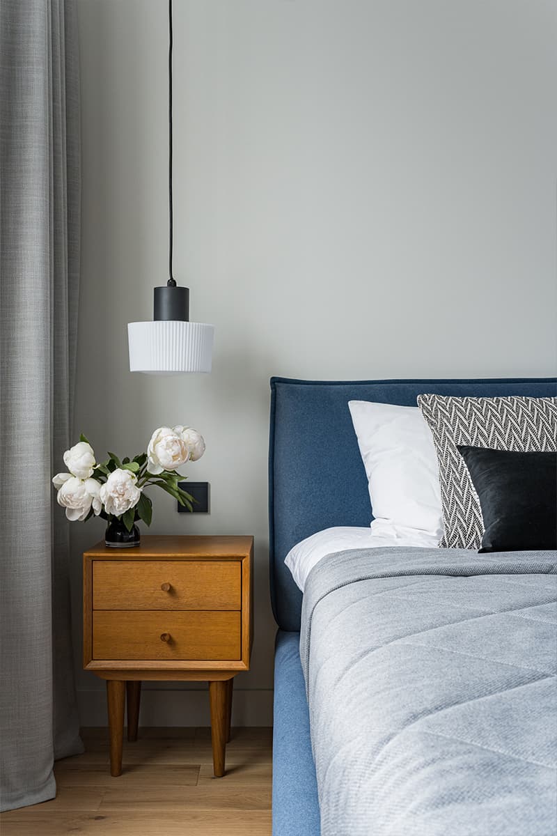 Смелые сочетания цветов в интерьере квартиры для творческой девушки — проект студии Mediana Interiors