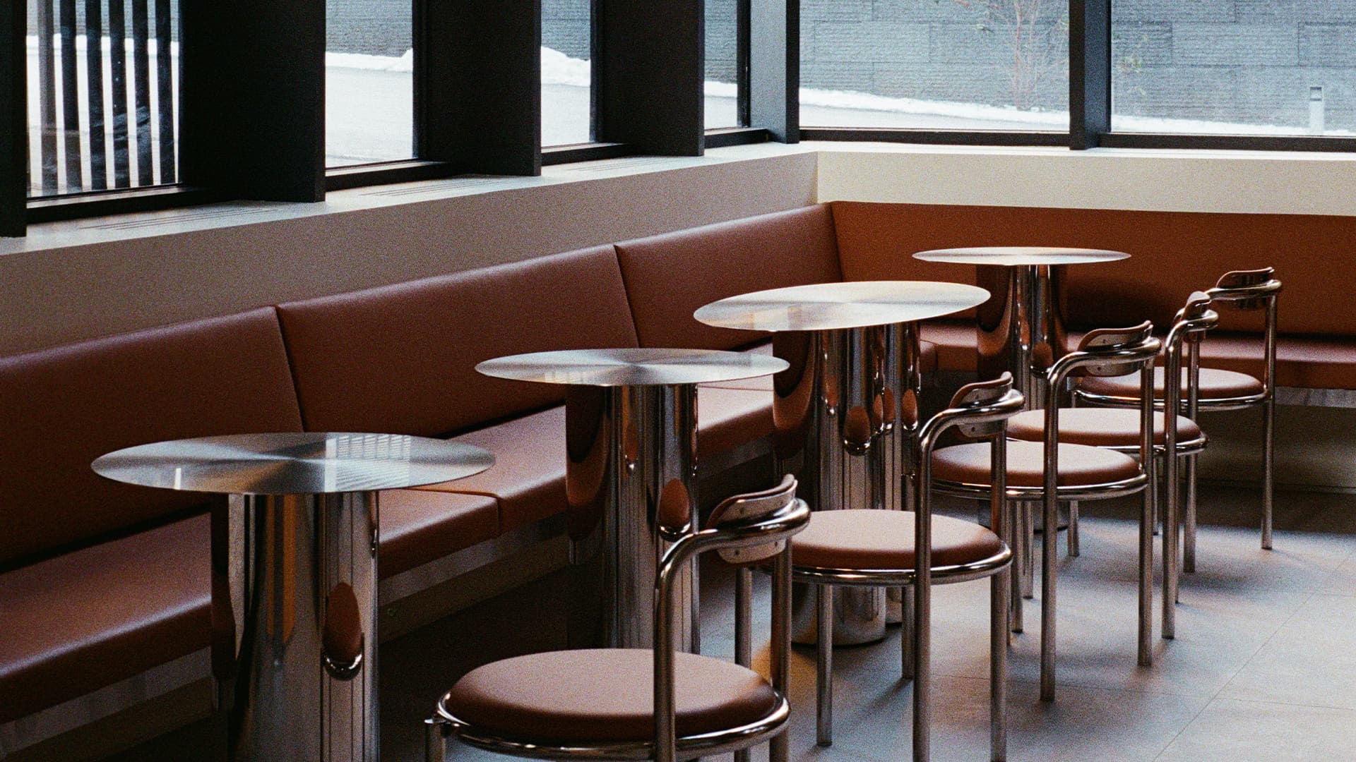 Выразительные фактуры и высокие потолки в интерьере кафе — проект студии Edxxkat