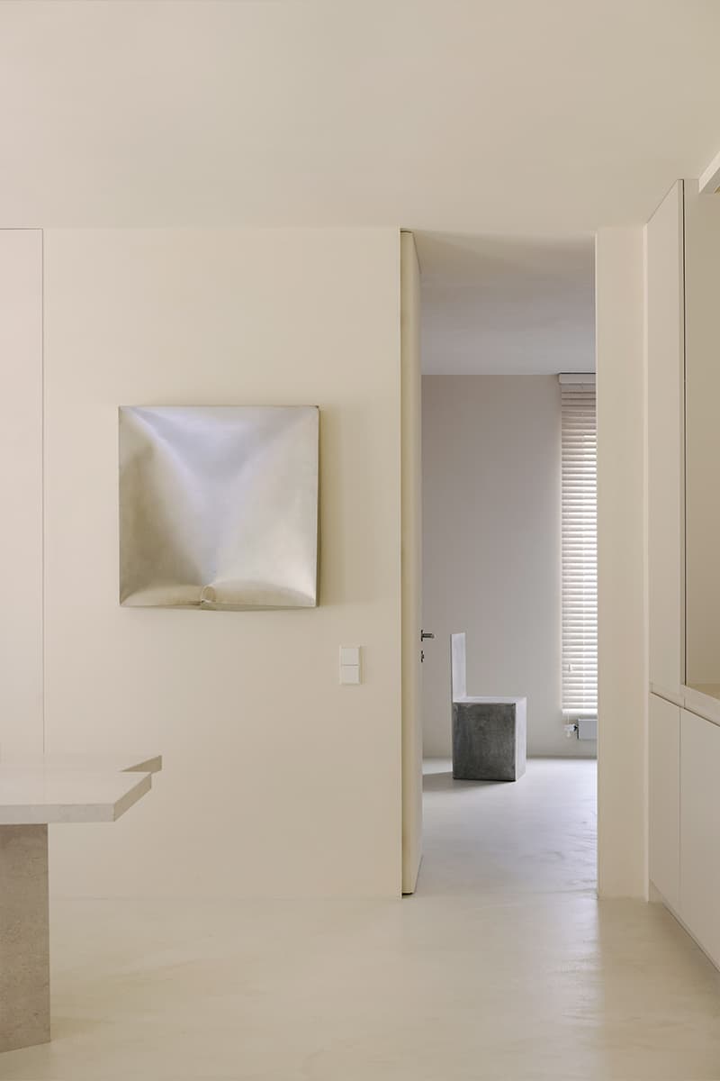 Монохромная палитра и авторские предметы в интерьере квартиры в Минске — проект Влада Кудина