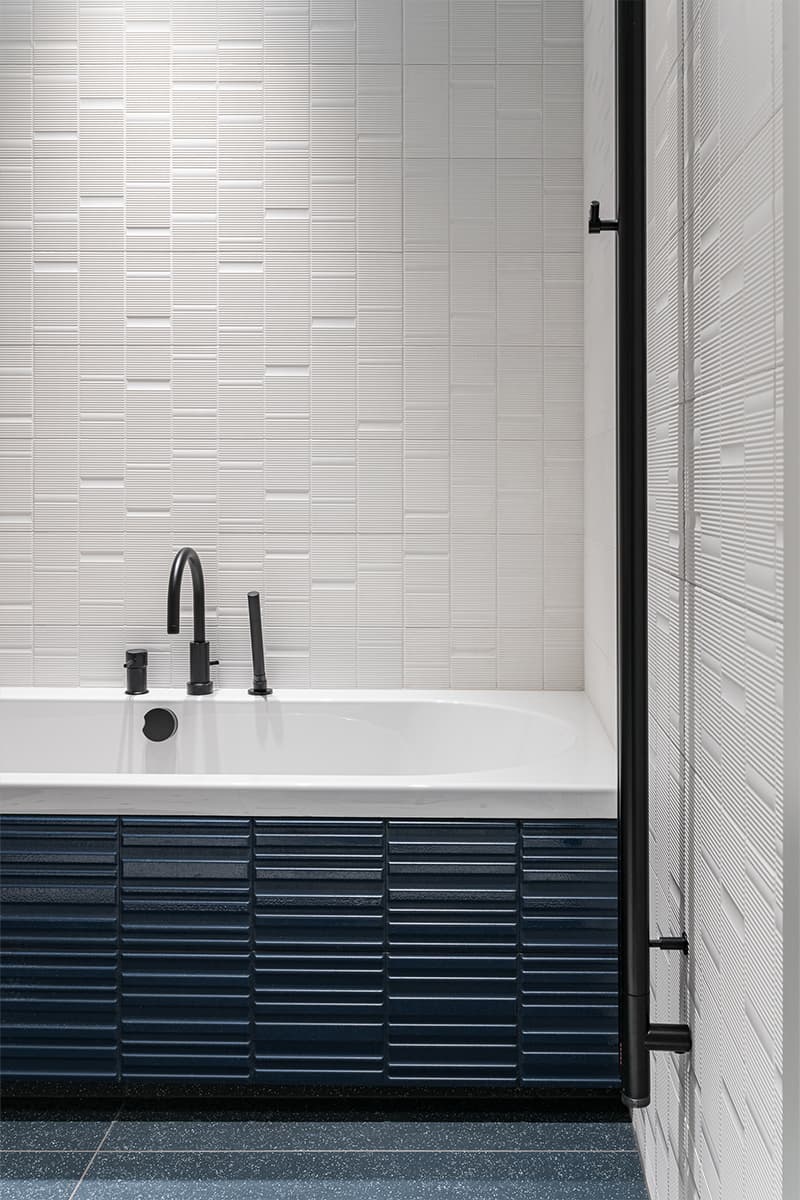 Смелые сочетания цветов в интерьере квартиры для творческой девушки — проект студии Mediana Interiors