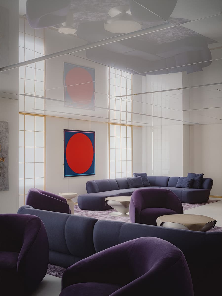 Глянцевый алюминий и глубокий сиреневый цвет в интерьере ритейл-пространства — проект Studio I IN