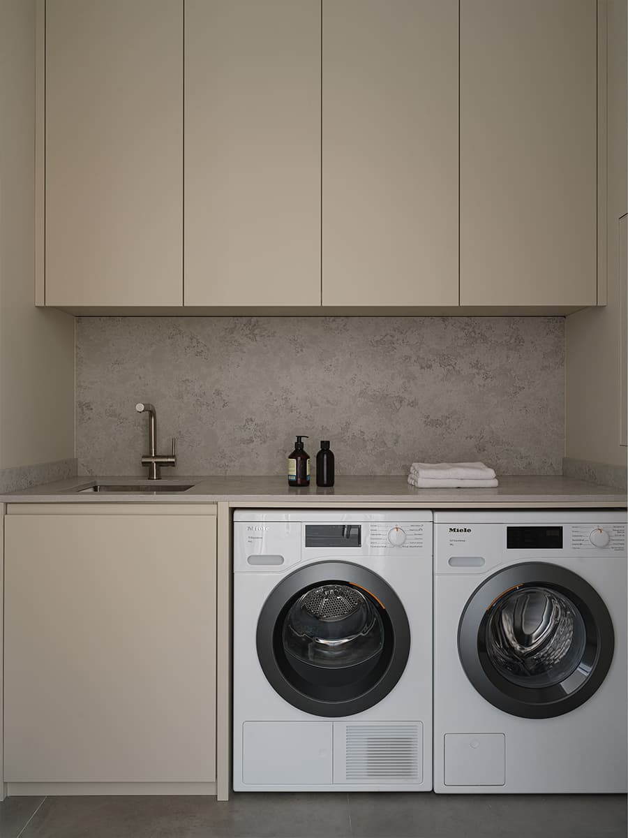 «Тихая роскошь» и декоративные порталы из камня в парадном интерьере квартиры — проект студии VFORM