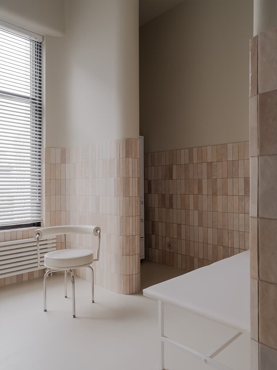 Визуальный покой и нейтральная палитра в интерьере клиники — проект Александры Бурмистровой