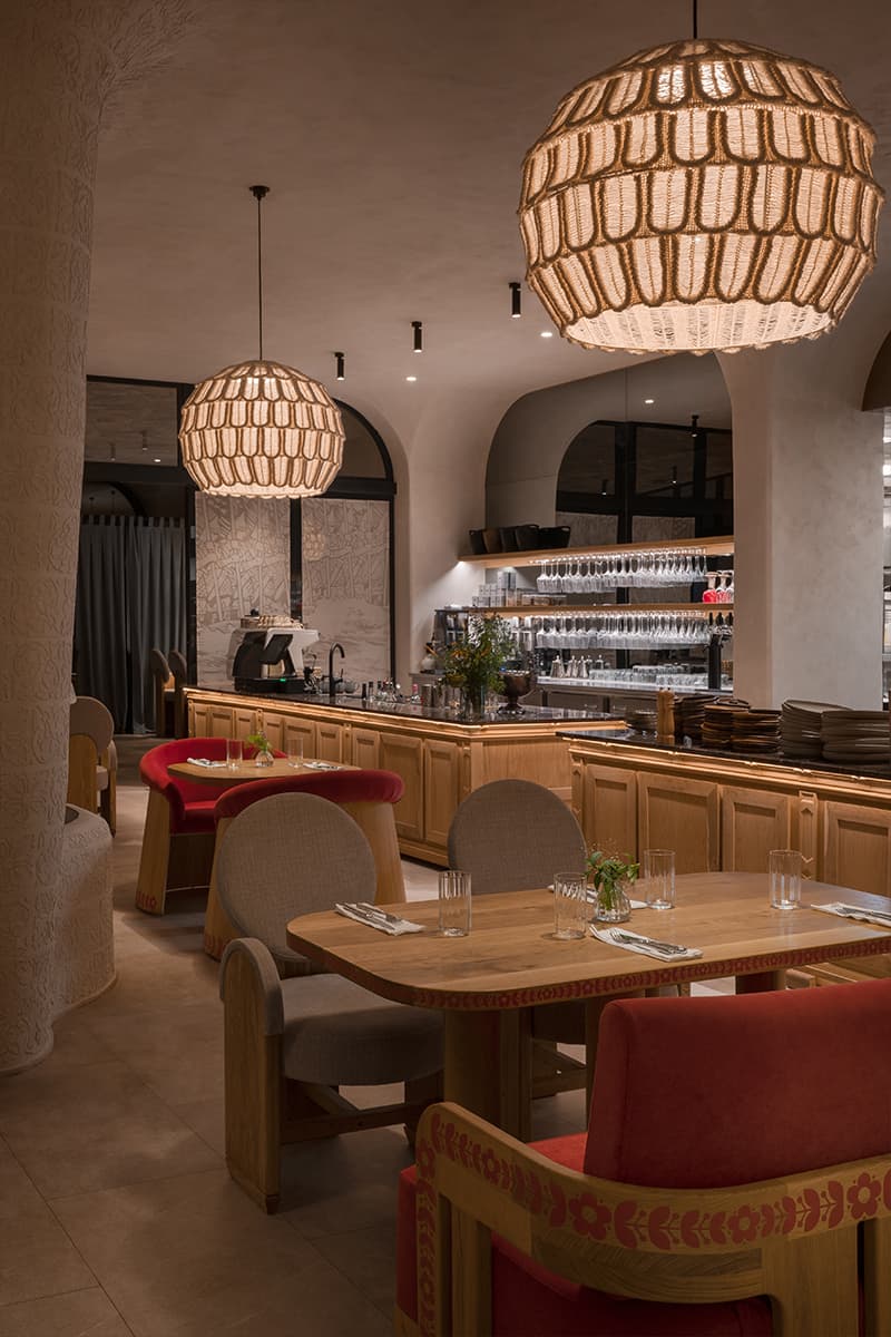 Отсылки к русской архитектуре, искусству и ремеслам в интерьере ресторана — проект студии LEFTdesign
