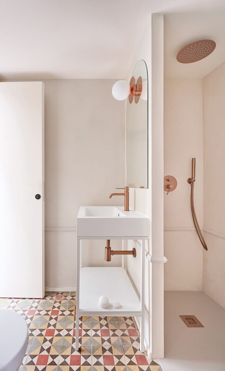 Открытый рельеф потолка в интерьере квартиры в Барселоне — проект Cometa Architects