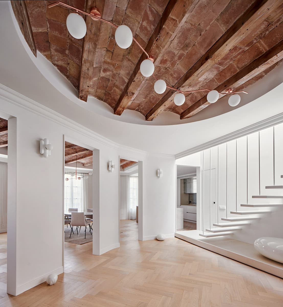 Открытый рельеф потолка в интерьере квартиры в Барселоне — проект Cometa Architects
