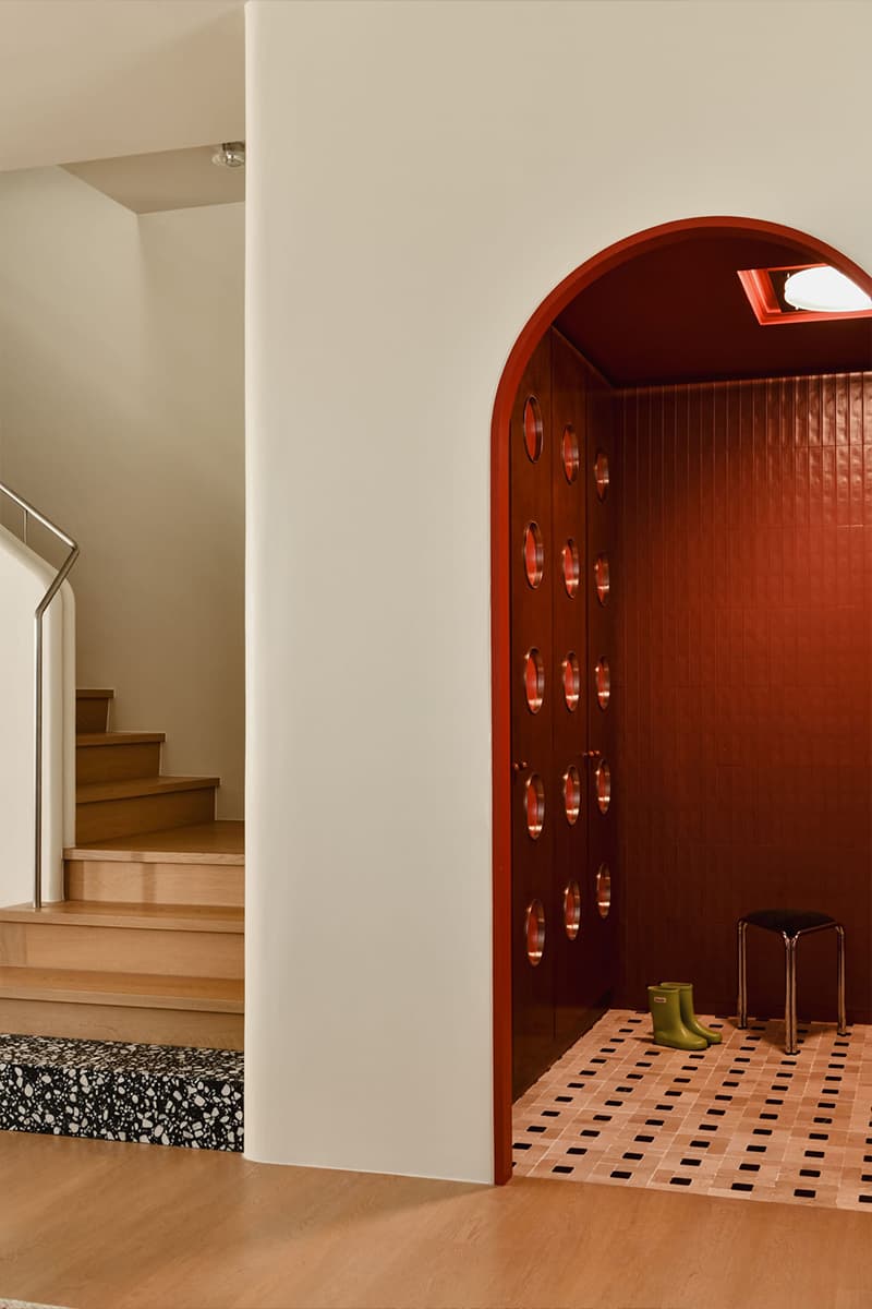 Завораживающий интерьер с оригинальной фанерой и светлой плиткой — проект Wuuu Studio