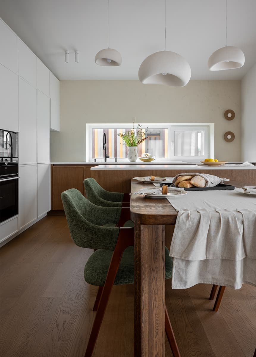 Авторские панно и природные цвета в интерьере загородного дома — проект Анастасии Давиденко