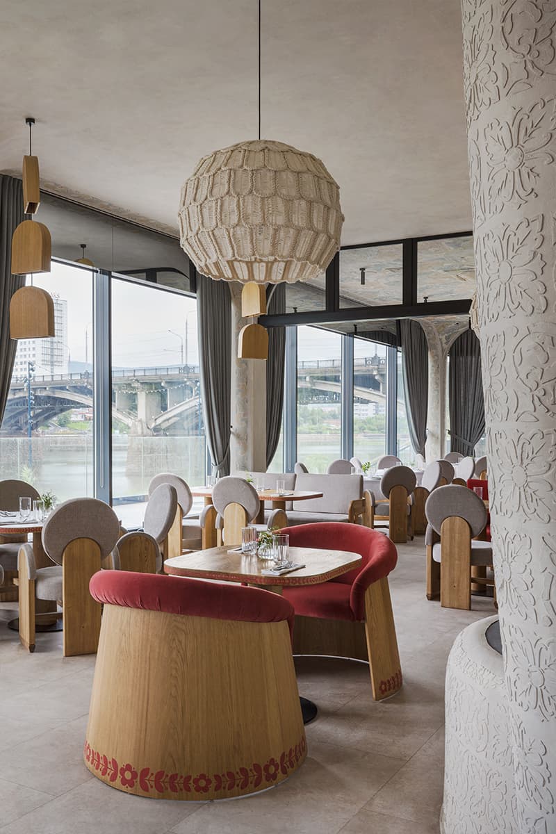 Отсылки к русской архитектуре, искусству и ремеслам в интерьере ресторана — проект студии LEFTdesign