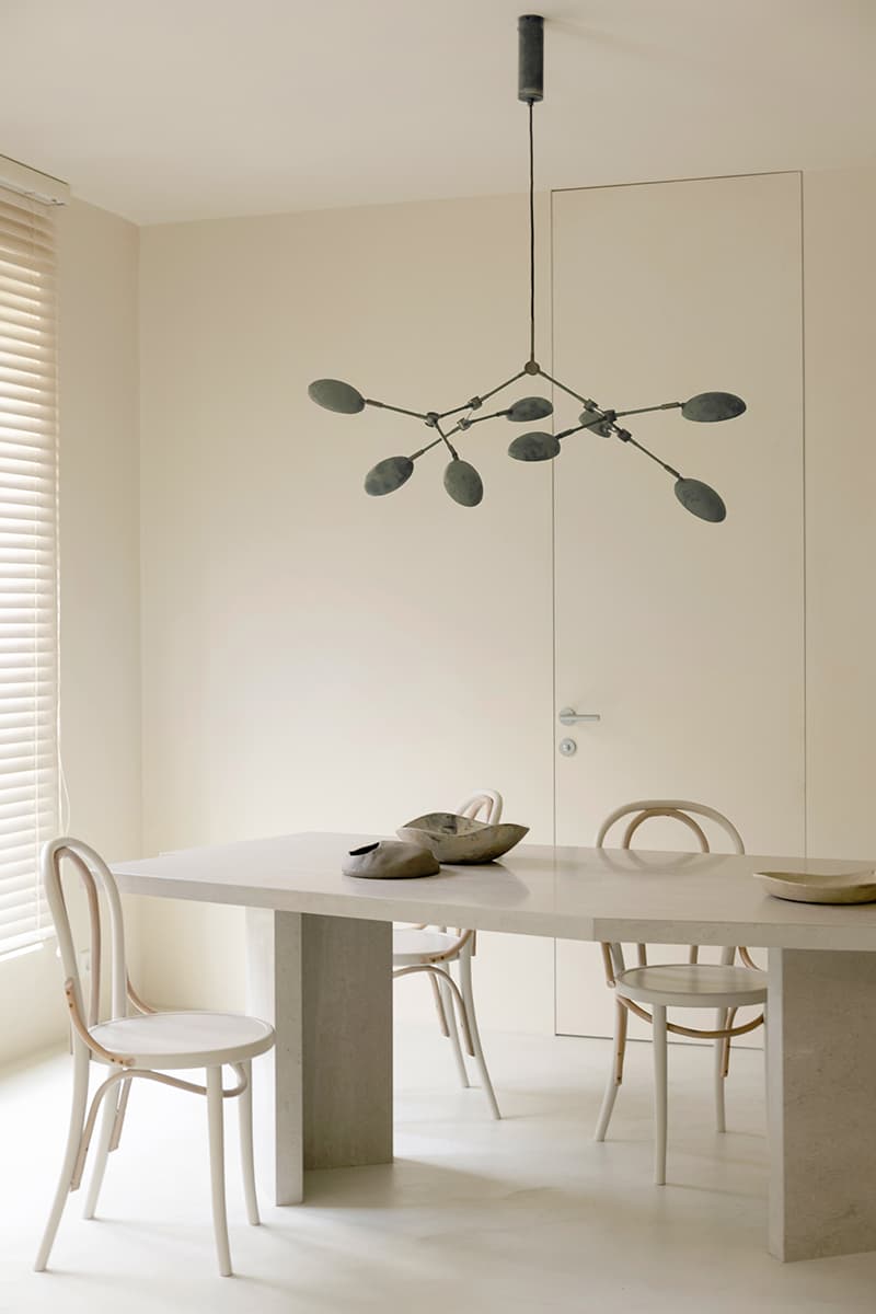 Монохромная палитра и авторские предметы в интерьере квартиры в Минске — проект Влада Кудина