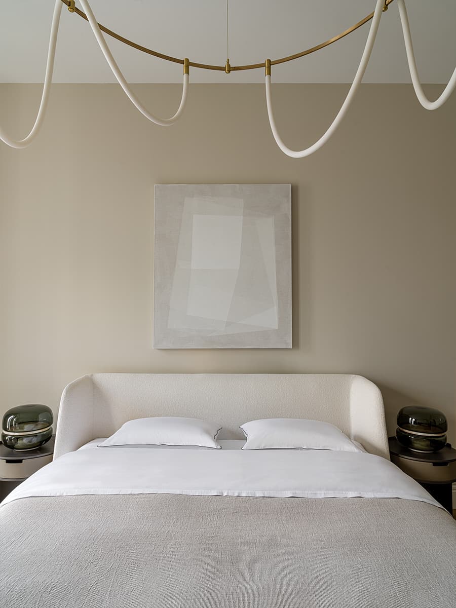 «Тихая роскошь» и декоративные порталы из камня в парадном интерьере квартиры — проект студии VFORM