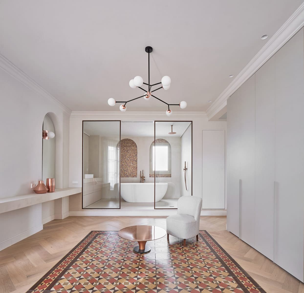 Открытый рельеф потолка в интерьере квартиры в Барселоне — проект Cometa Architects