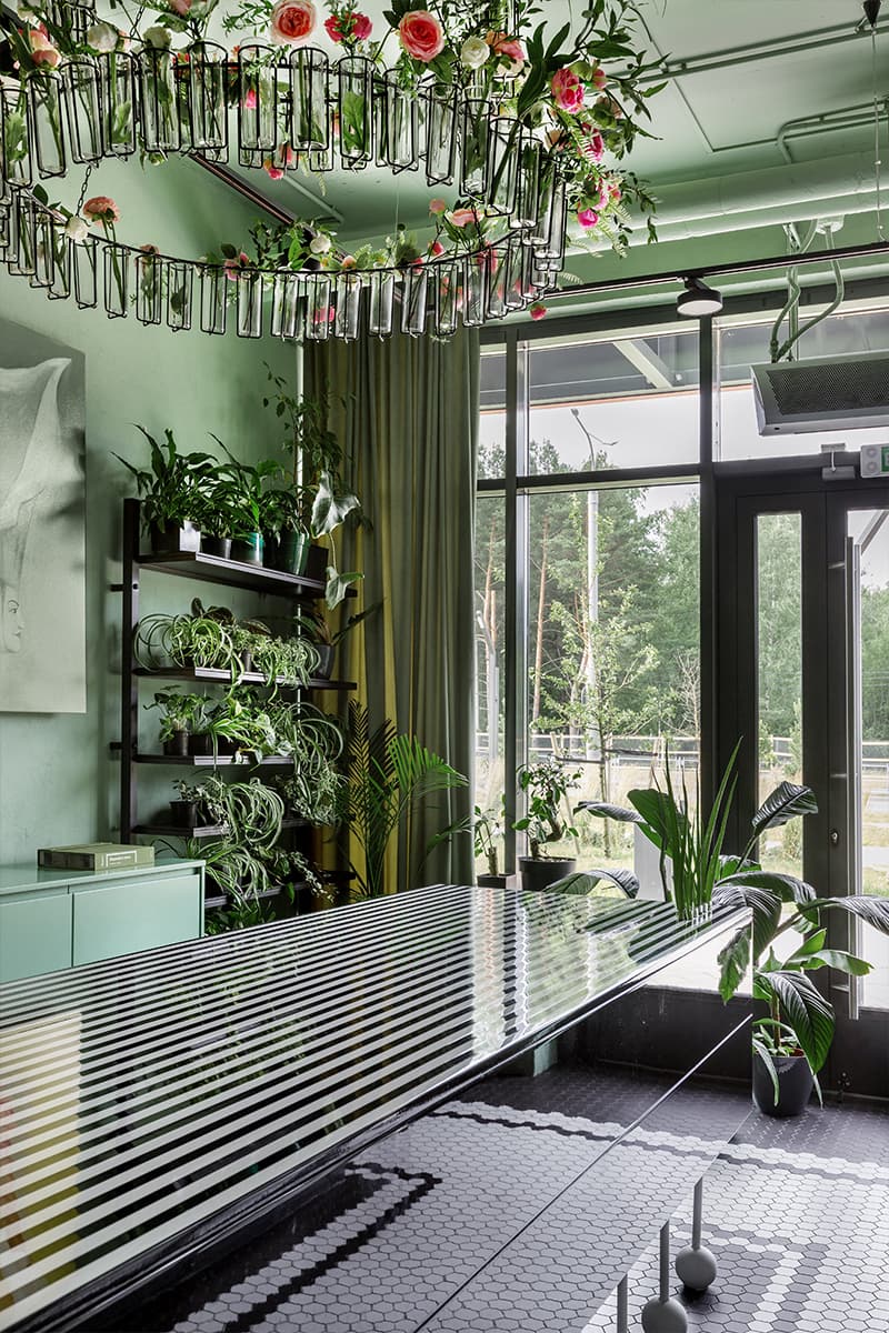 Графичный пол и зеленые оттенки в интерьере цветочного магазина — проект NOVU CLASSIC INTERIOR