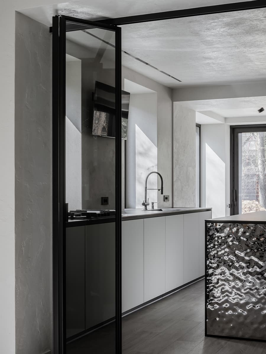 Графичные перегородки, камин и молотый камень в интерьере семейного загородного дома — проект Юлии Истратовой