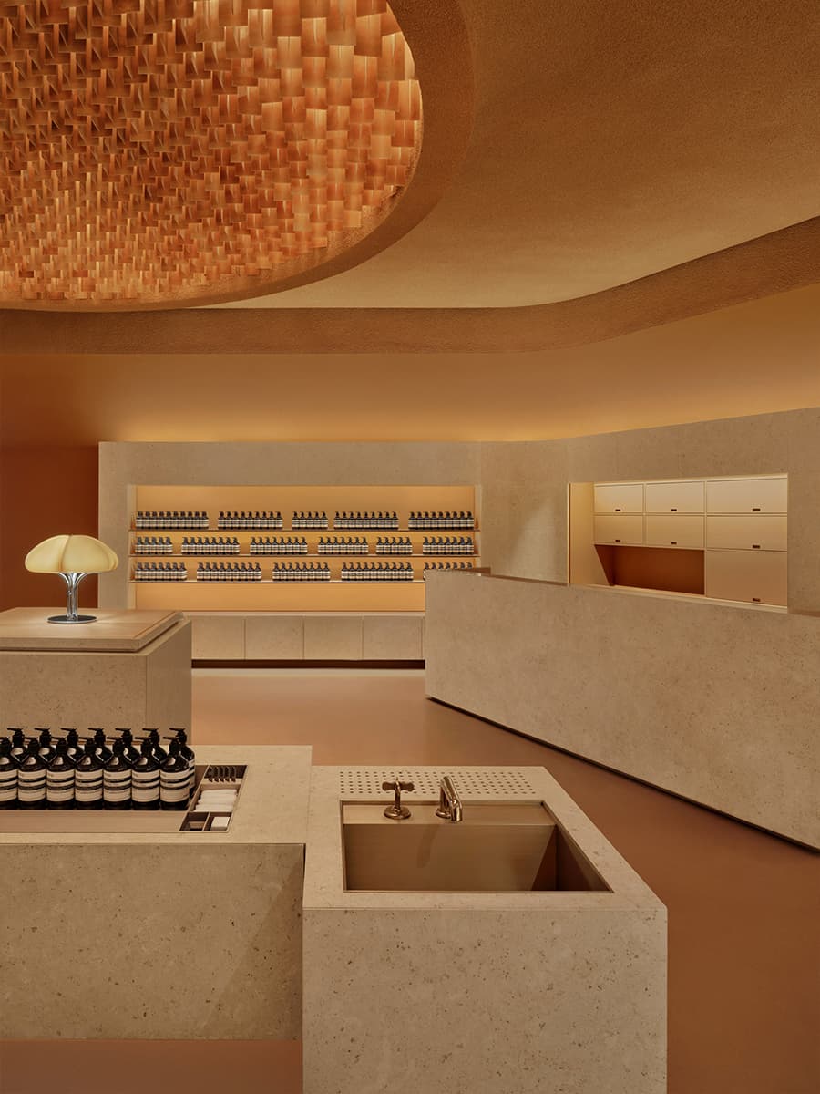 Биопластик, световые окна и золотистые акценты в интерьере магазина косметики — проект Aesop