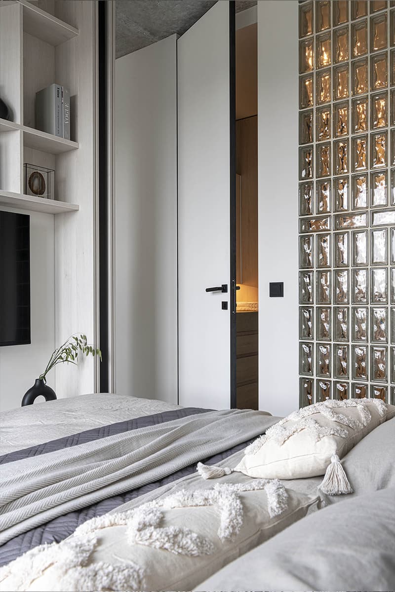 Шкаф-трансформер и стеклоблоки в интерьере инвестиционной квартиры — проект Елены Потемкиной