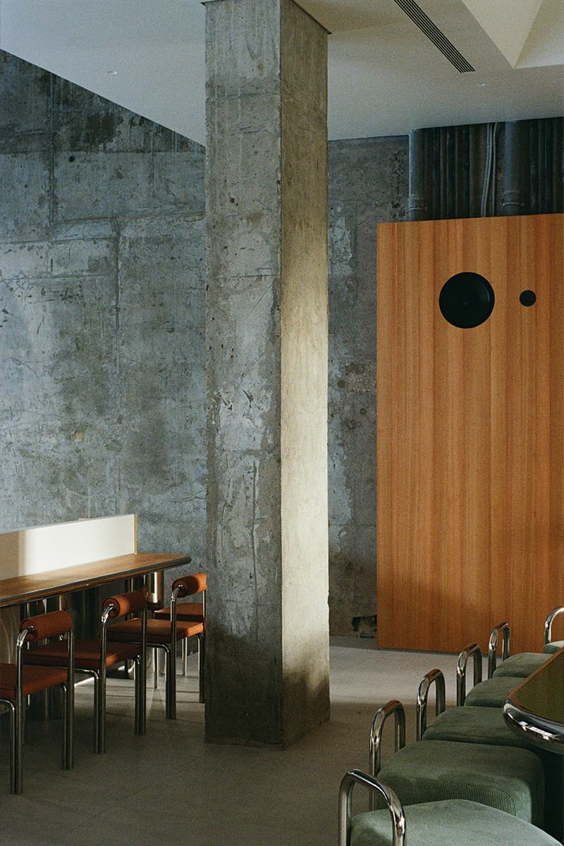 Выразительные фактуры и высокие потолки в интерьере кафе — проект студии Edxxkat