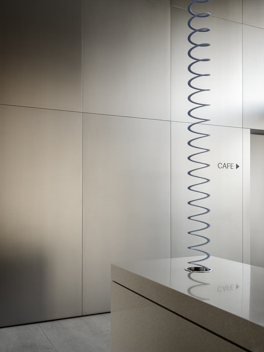 Холодные голубые оттенки, бетон и дерево в интерьере клубного дома — проект DA bureau