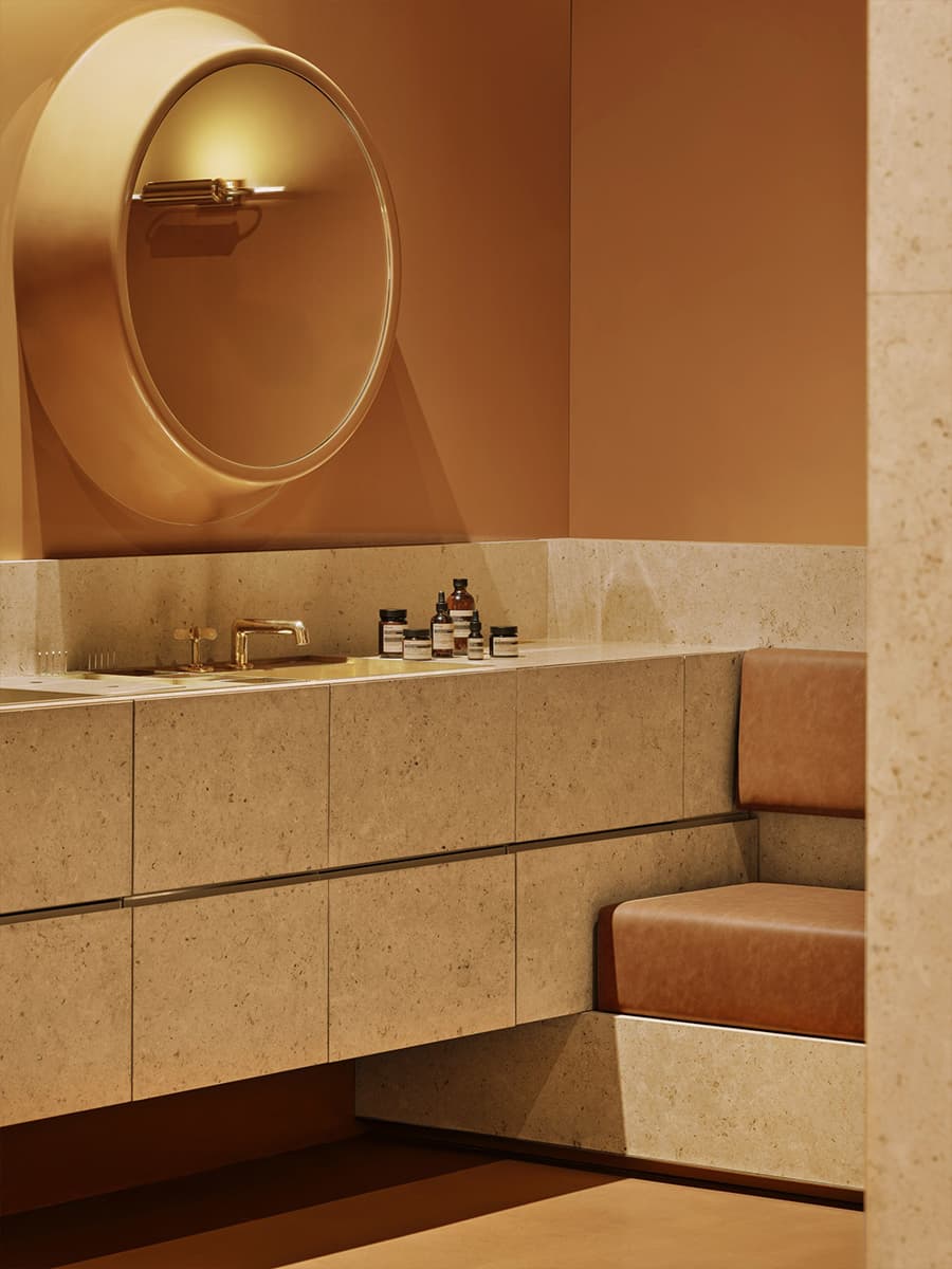 Биопластик, световые окна и золотистые акценты в интерьере магазина косметики — проект Aesop