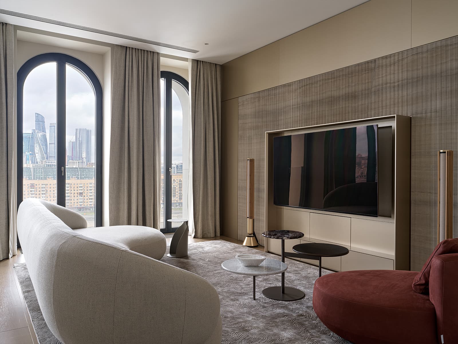 «Тихая роскошь» и декоративные порталы из камня в парадном интерьере квартиры — проект студии VFORM