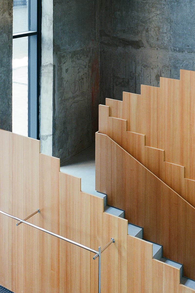 Выразительные фактуры и высокие потолки в интерьере кафе — проект студии Edxxkat