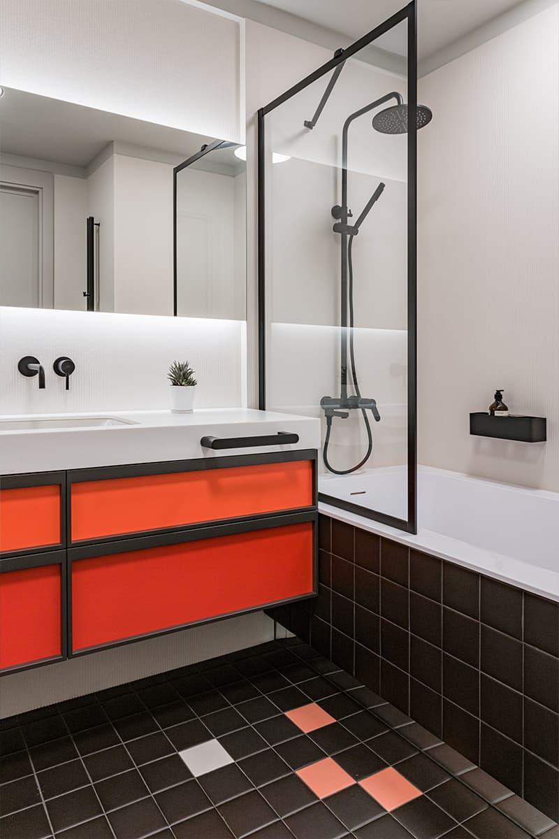 Смелые сочетания цветов в интерьере квартиры для творческой девушки — проект студии Mediana Interiors