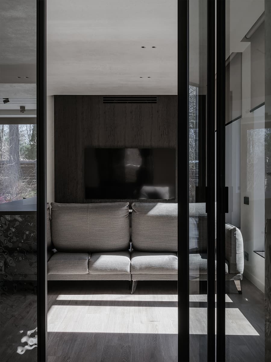 Графичные перегородки, камин и молотый камень в интерьере семейного загородного дома — проект Юлии Истратовой