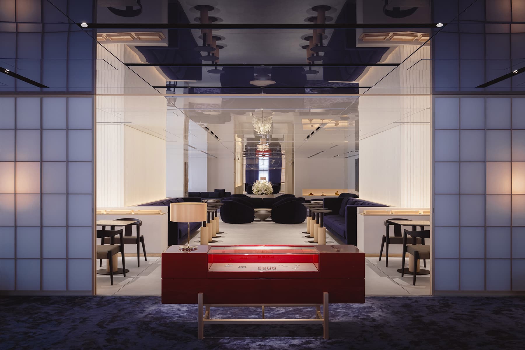 Глянцевый алюминий и глубокий сиреневый цвет в интерьере ритейл-пространства — проект Studio I IN