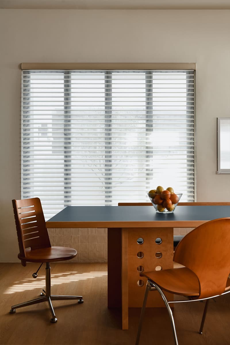 Завораживающий интерьер с оригинальной фанерой и светлой плиткой — проект Wuuu Studio