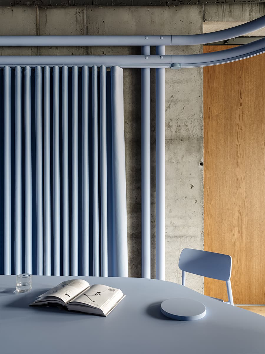 Холодные голубые оттенки, бетон и дерево в интерьере клубного дома — проект DA bureau