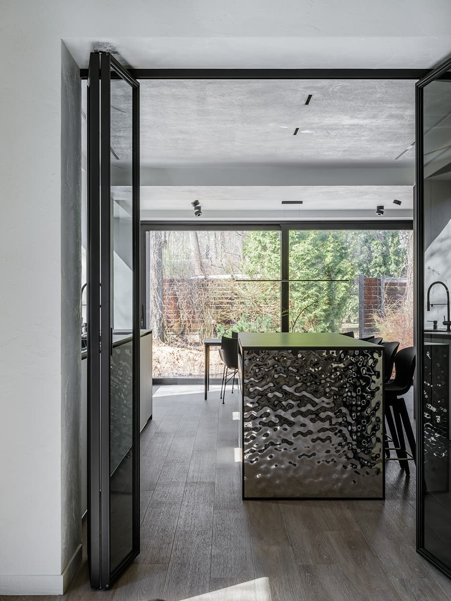 Графичные перегородки, камин и молотый камень в интерьере семейного загородного дома — проект Юлии Истратовой