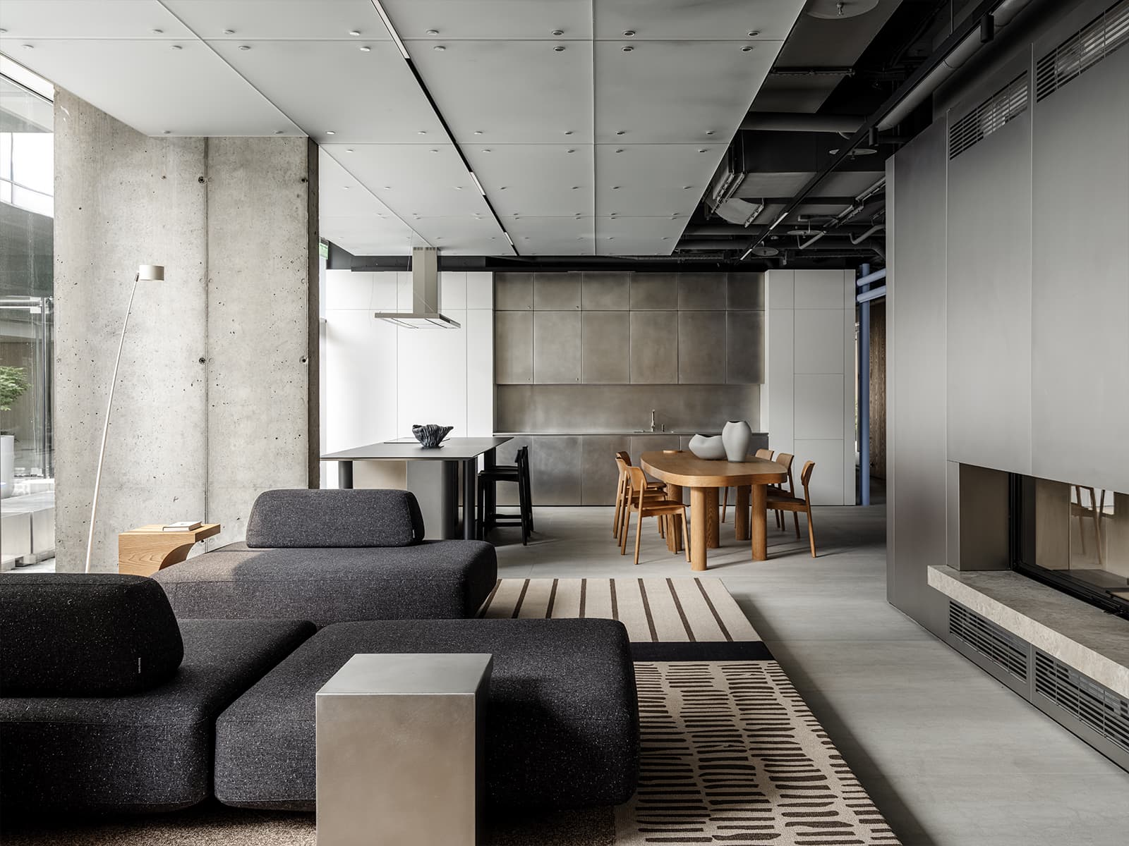 Холодные голубые оттенки, бетон и дерево в интерьере клубного дома — проект DA bureau