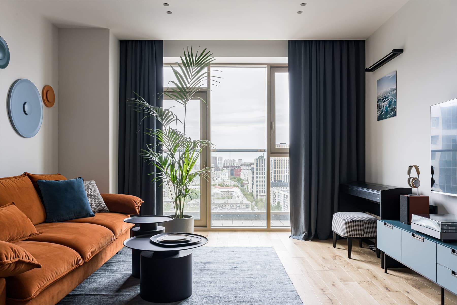 Смелые сочетания цветов в интерьере квартиры для творческой девушки — проект студии Mediana Interiors