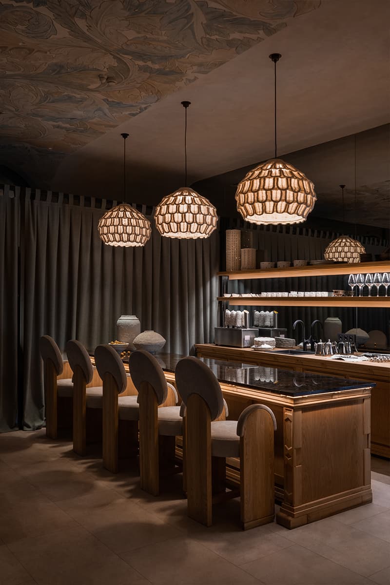 Отсылки к русской архитектуре, искусству и ремеслам в интерьере ресторана — проект студии LEFTdesign