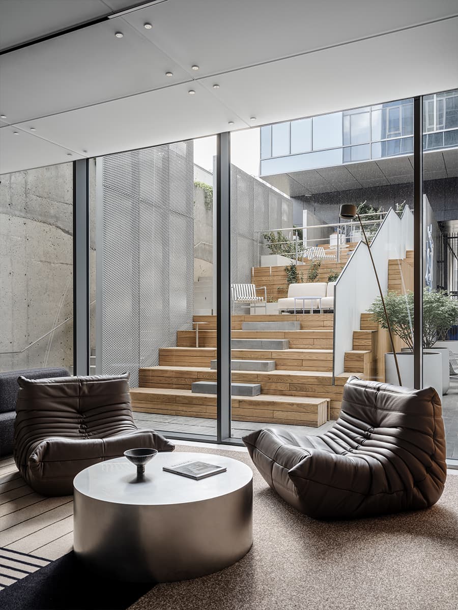 Холодные голубые оттенки, бетон и дерево в интерьере клубного дома — проект DA bureau