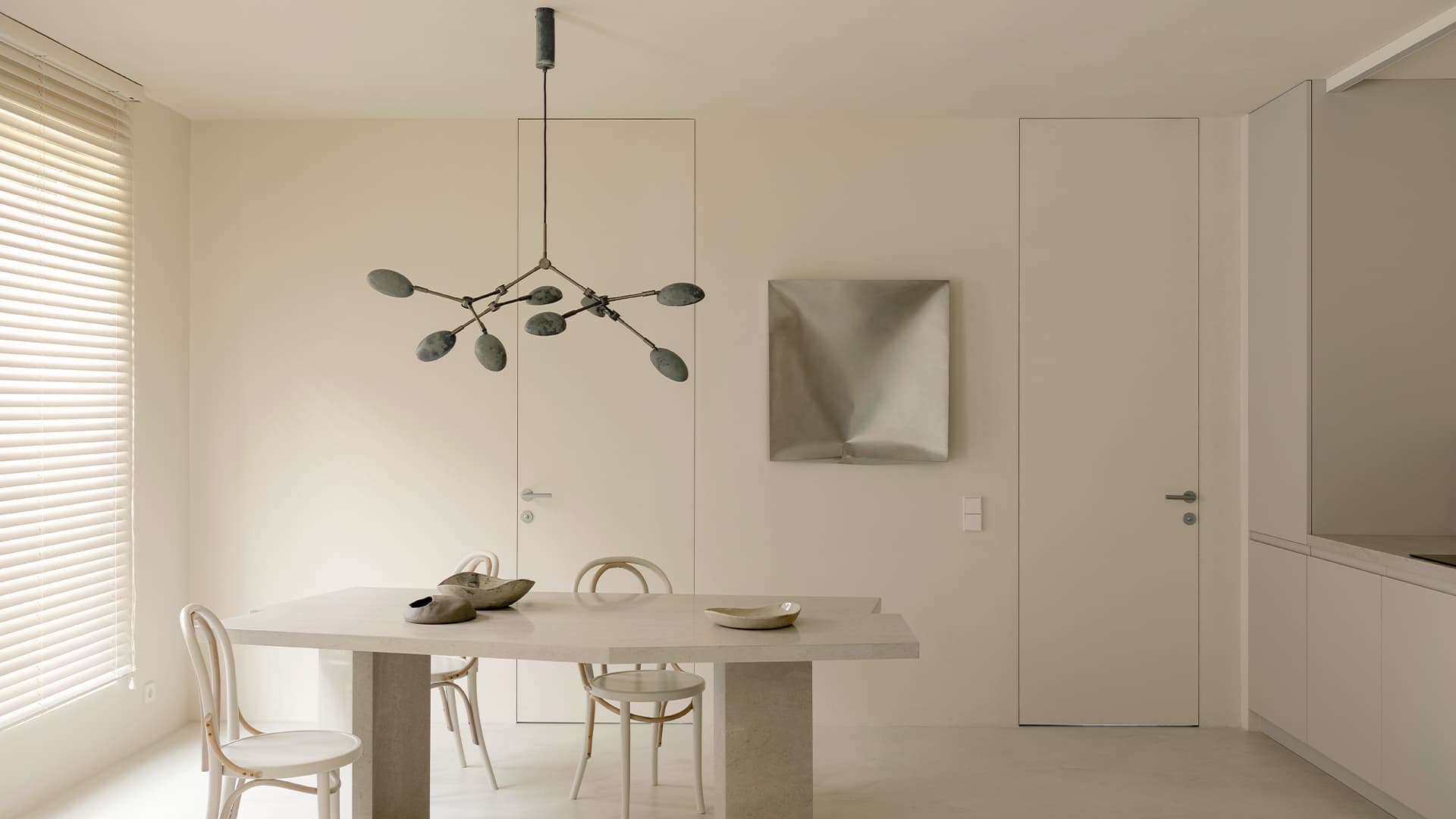 Монохромная палитра и авторские предметы в интерьере квартиры в Минске — проект Влада Кудина