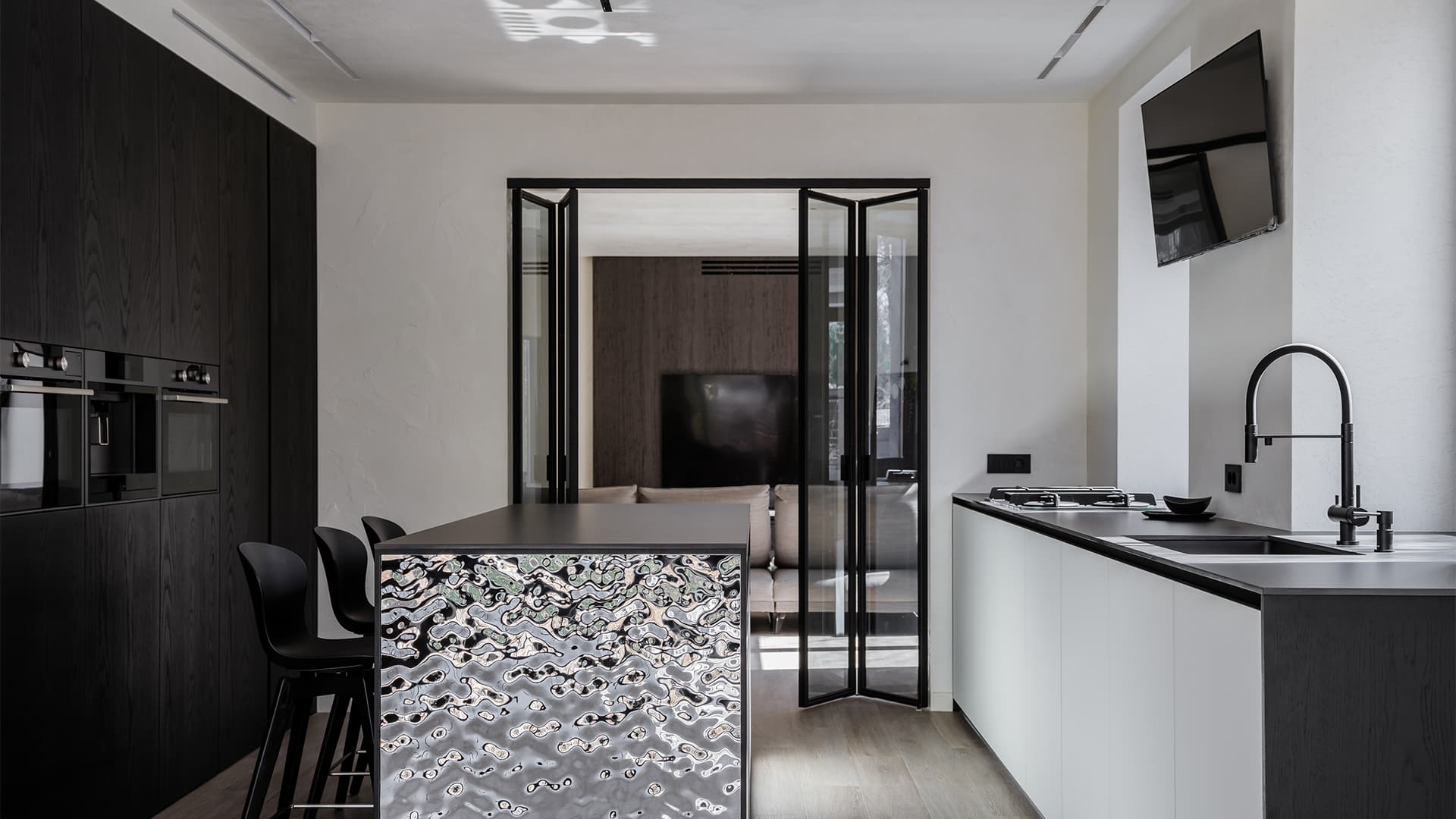 Графичные перегородки, камин и молотый камень в интерьере семейного загородного дома — проект Юлии Истратовой Графичные перегородки, камин и молотый камень в интерьере семейного загородного дома — проект Юлии Истратовой