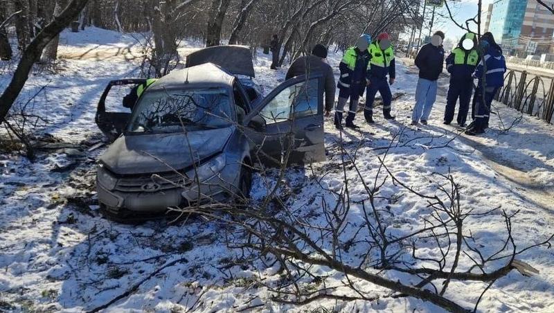 Два человека пострадали при столкновении легковушки с деревом в Ставрополе