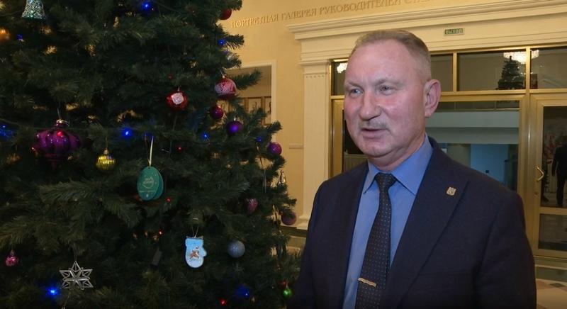 Два шара с &laquo;Ёлки желаний&raquo; снял зампред правительства Ставрополья Антоненко