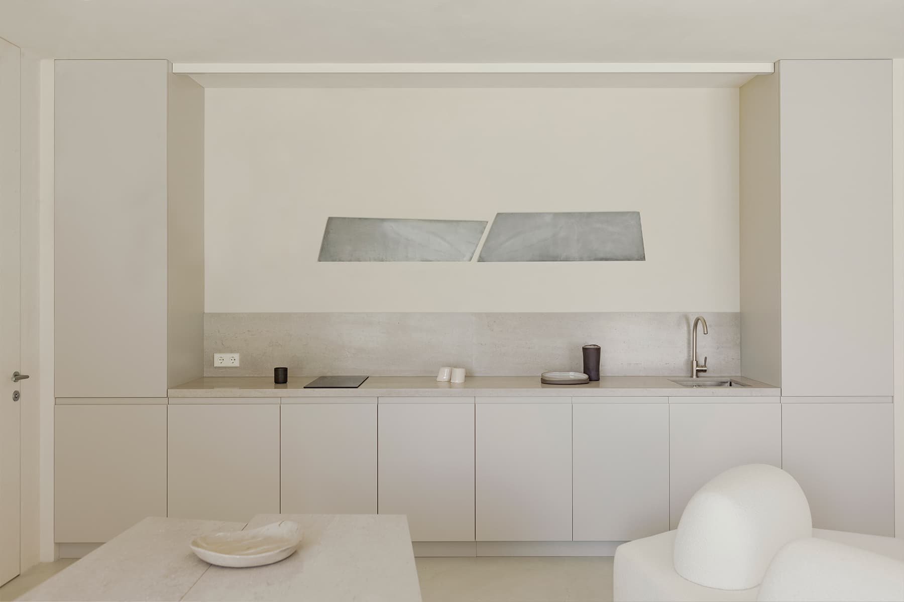 Монохромная палитра и авторские предметы в интерьере квартиры в Минске — проект Влада Кудина