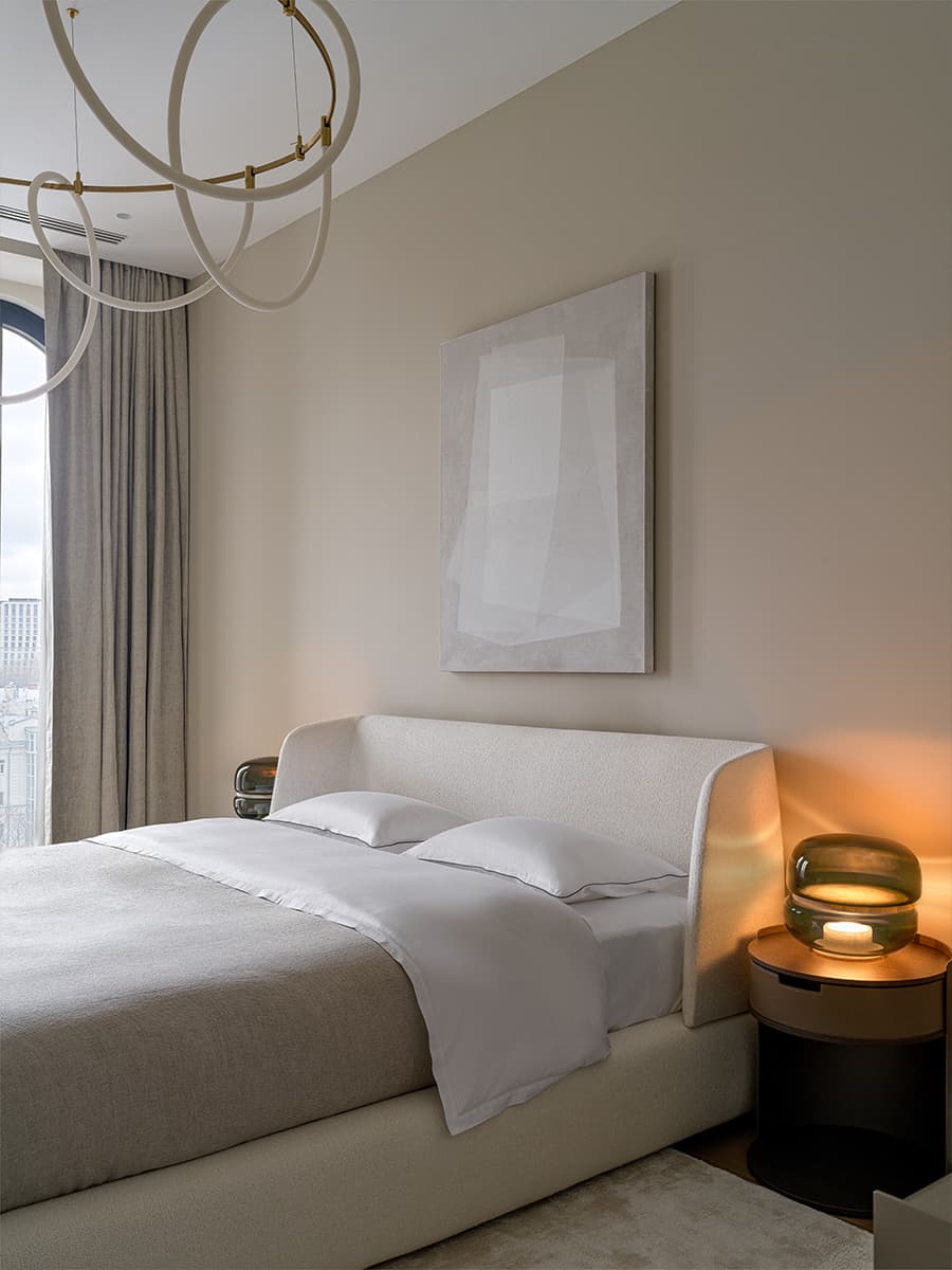 «Тихая роскошь» и декоративные порталы из камня в парадном интерьере квартиры — проект студии VFORM