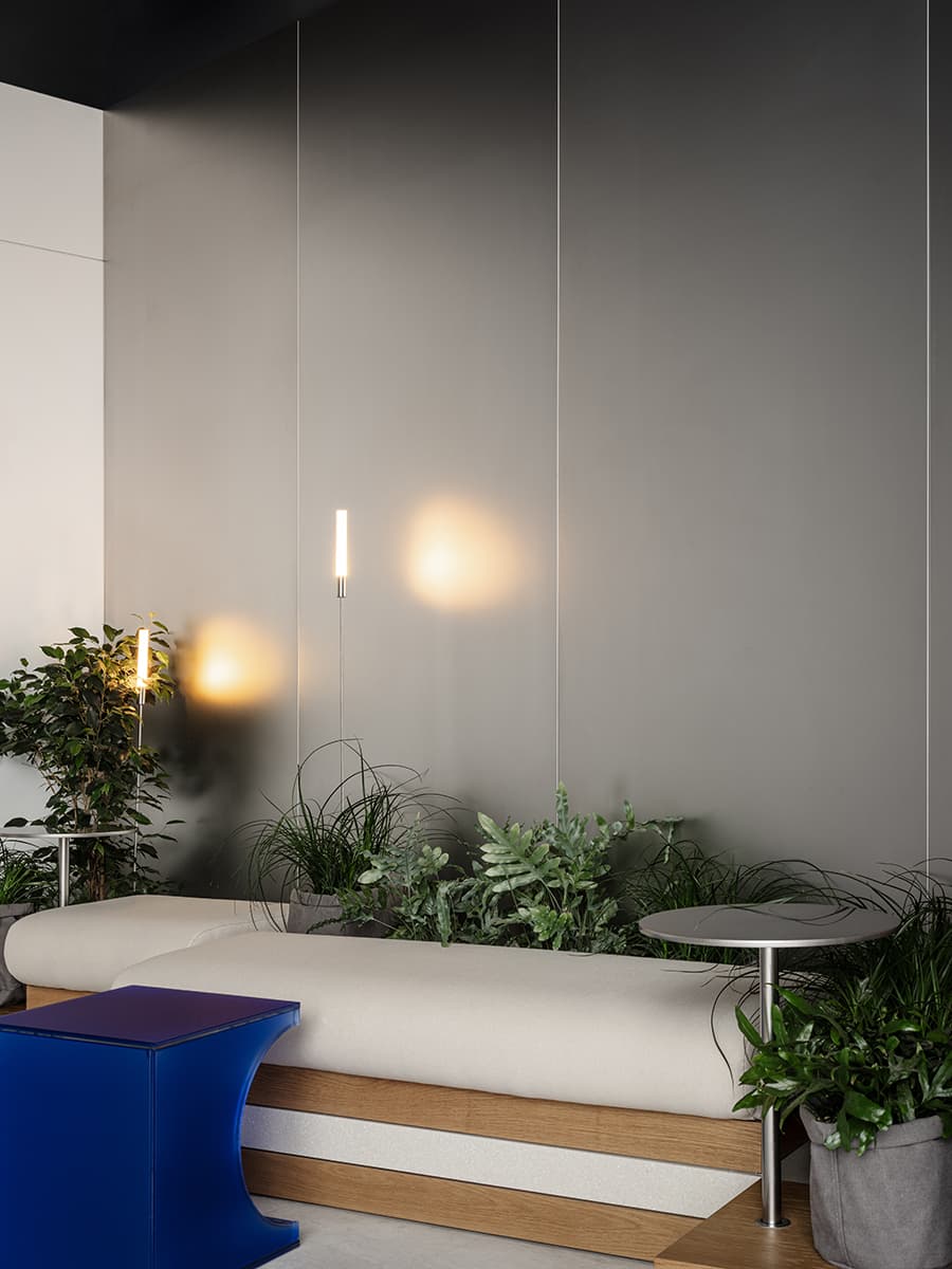 Холодные голубые оттенки, бетон и дерево в интерьере клубного дома — проект DA bureau