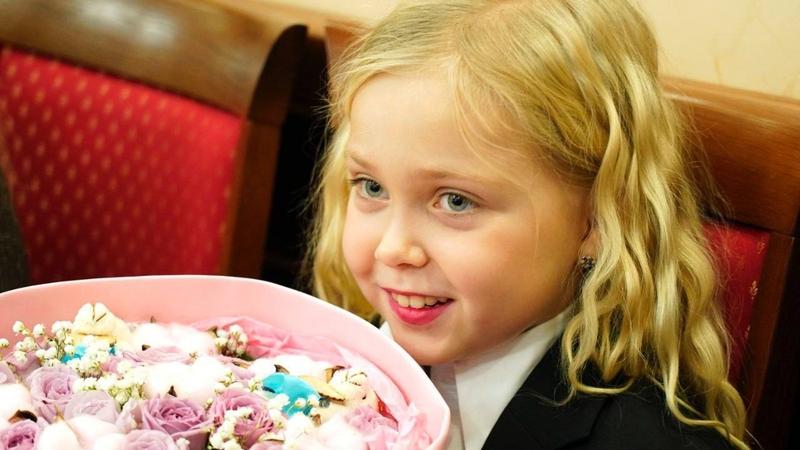 Глава Ставрополья вручил звезде «Голос.Дети» Маше Никулиной подарок Деда Мороза