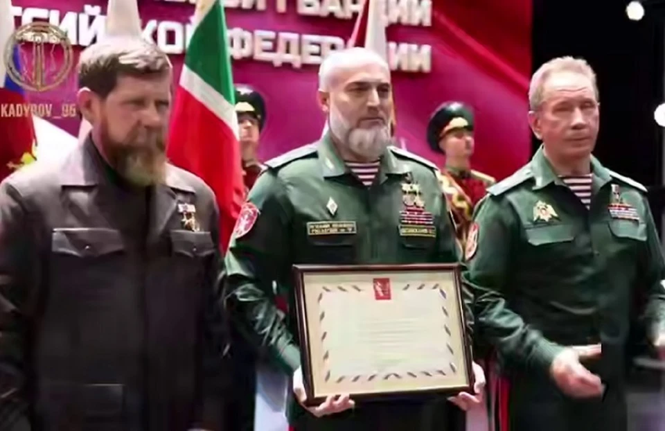 Главе Росгвардии Чечни Шарипу Делимханову вручили звезду Героя России0