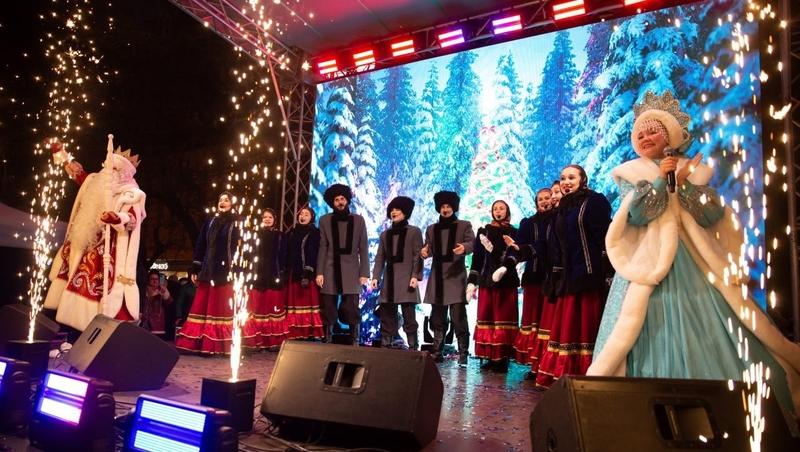 Главная ёлка Ставропольского края засияла огнями под новым шатром