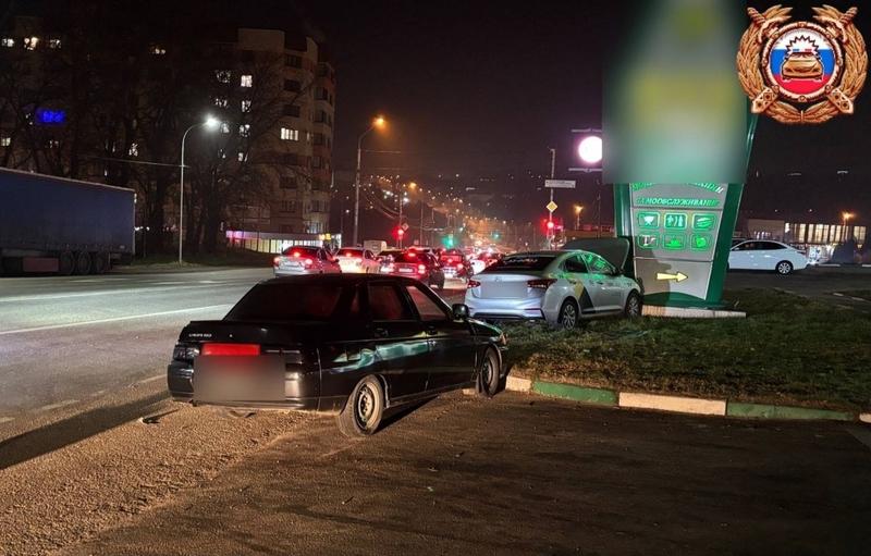 Иномарка врезалась в стелу автомойки на Чапаевском проезде в Ставрополе