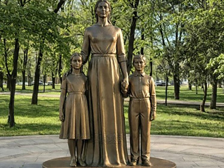 Мэрия Черкесска объявила голосование за проект памятника Матери