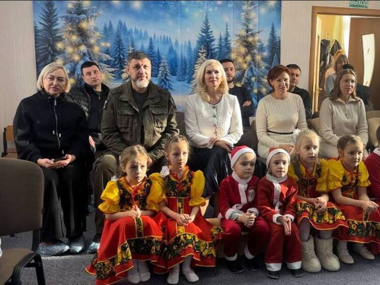  Министр образования Ставрополья и глава Кировского округа доставили новогодние подарки в подшефный детсад в ЛНР