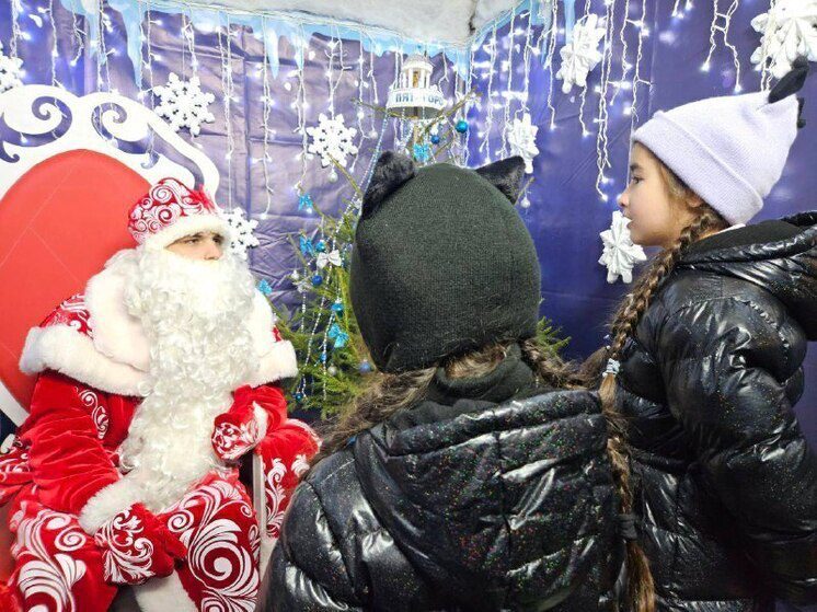 На главной елке Пятигорска зажглись новогодние огни